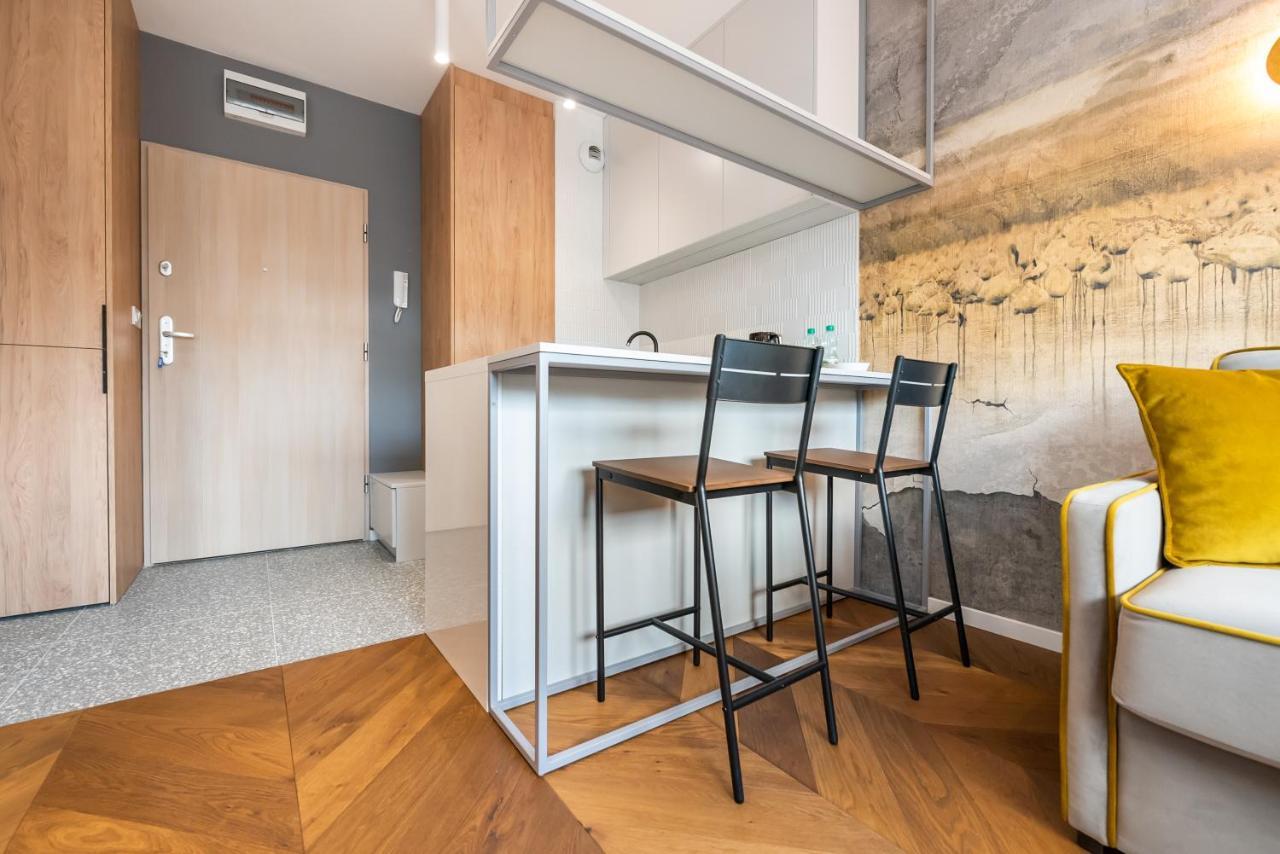 Nowa Praga Geometric Yellow Apartment *
